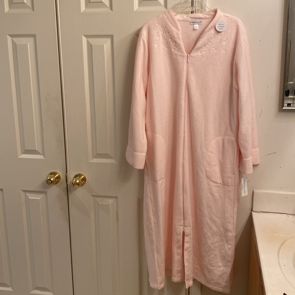 Miss Elaine Other - Miss Elaine pink zip up robe